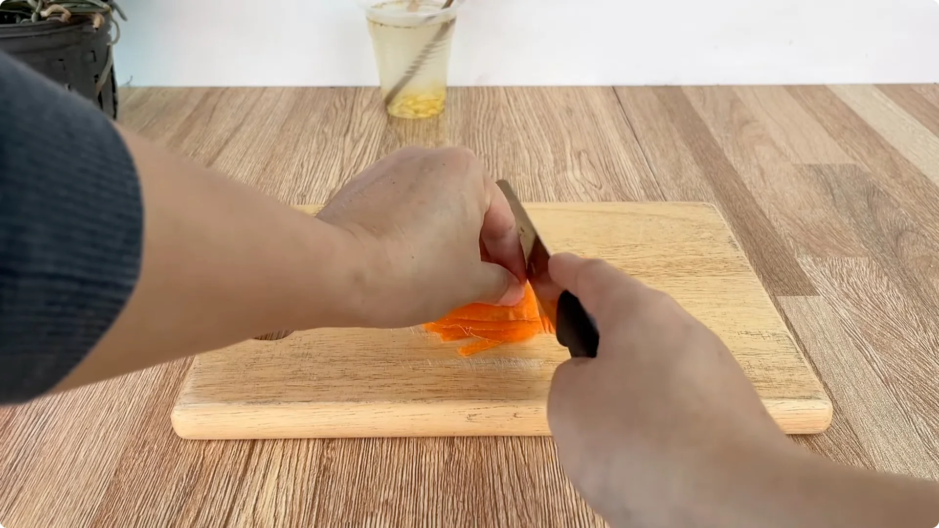 How One Cup Transformed a Rose Branch Into a Blooming Wonder screenshot 3