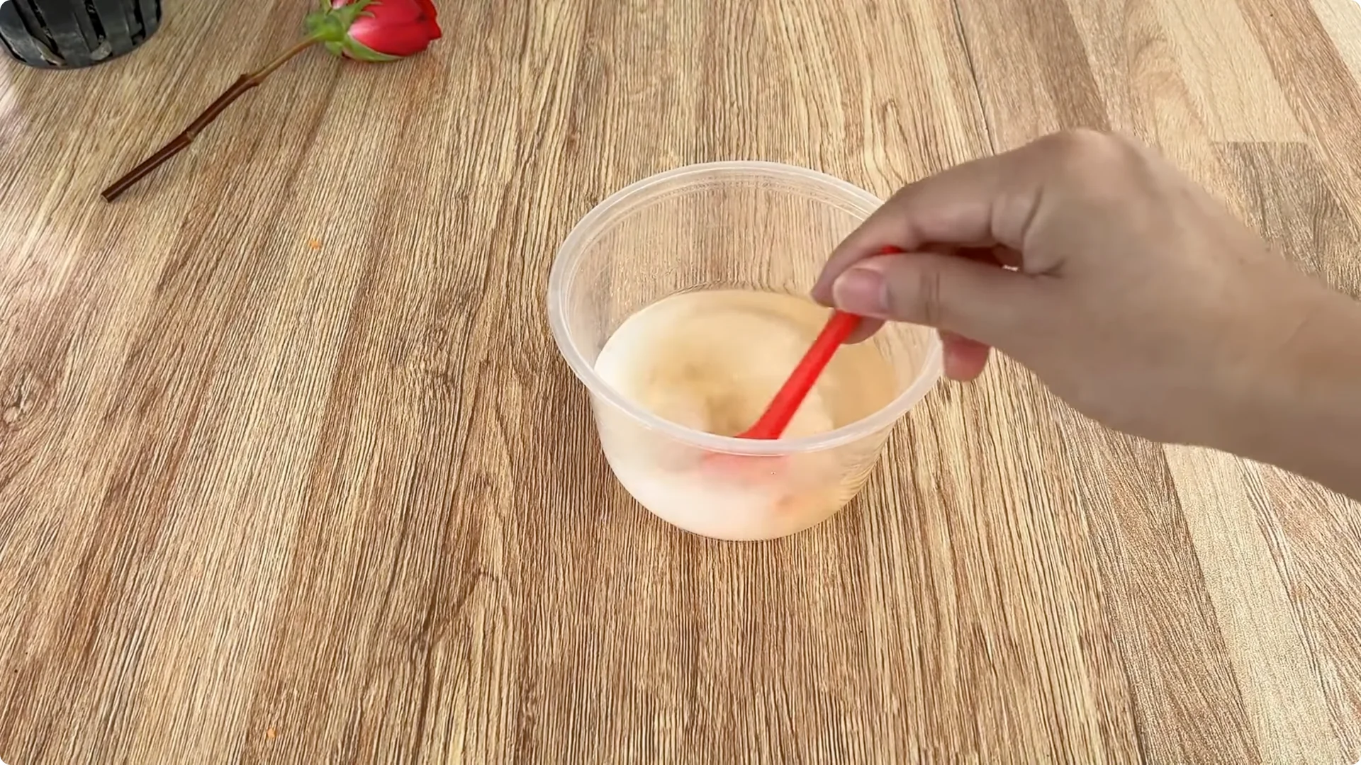 How One Cup Transformed a Rose Branch Into a Blooming Wonder screenshot 4