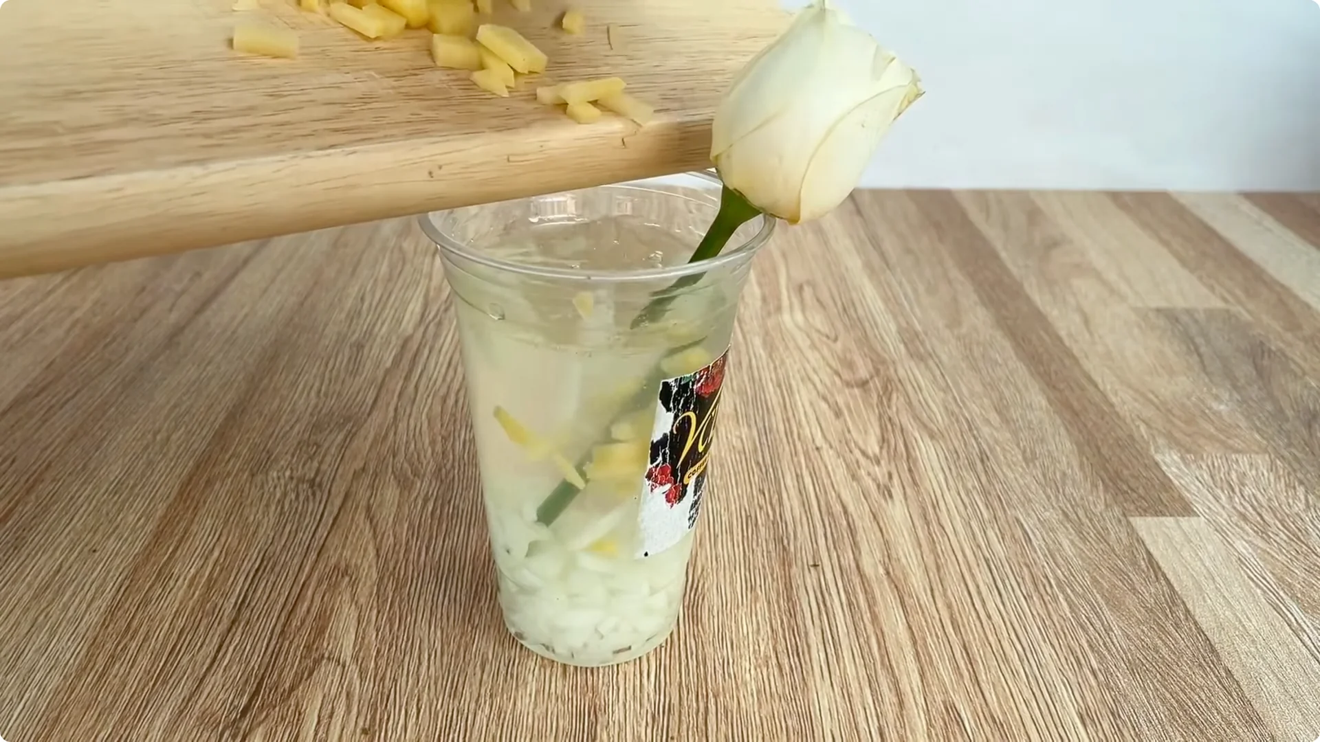 How Inserting a Potato Makes Rose Branches Bloom Abundantly screenshot 2