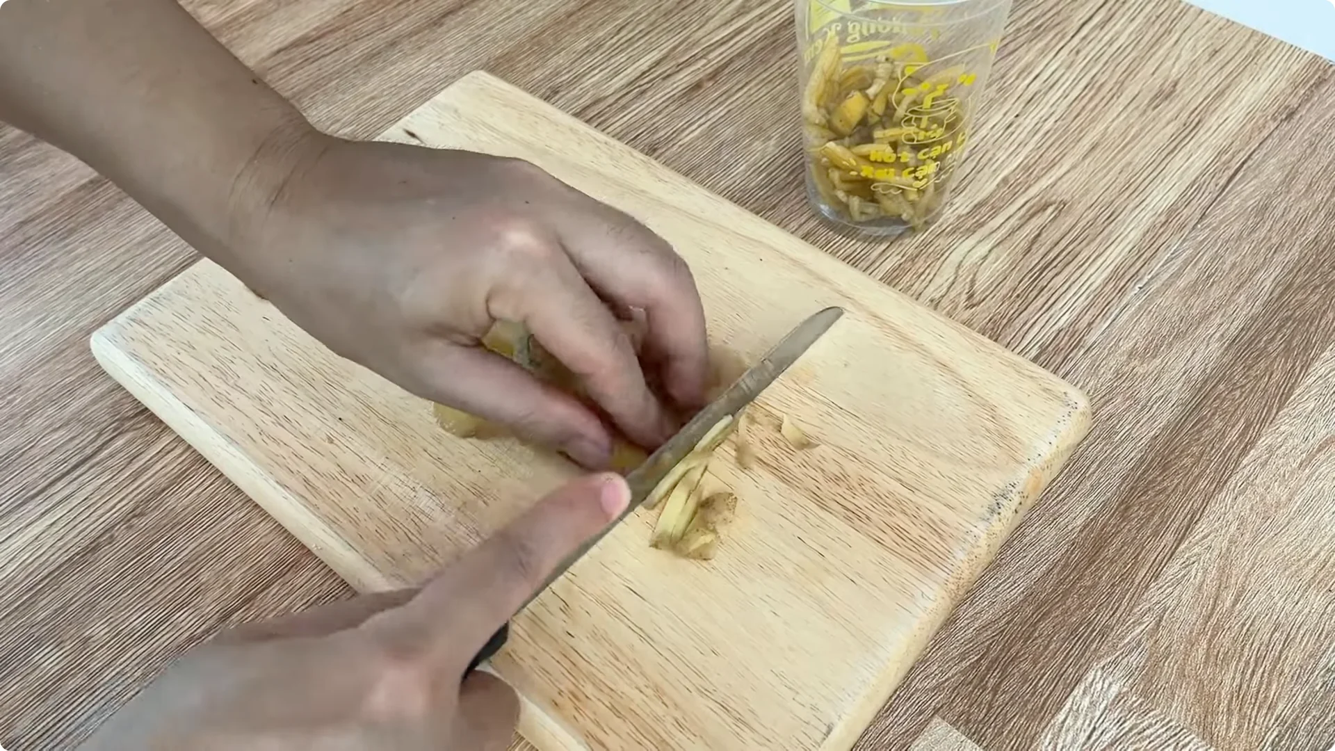 How One Cup Transforms Your Rose Plant’s Roots and Blooms screenshot 3