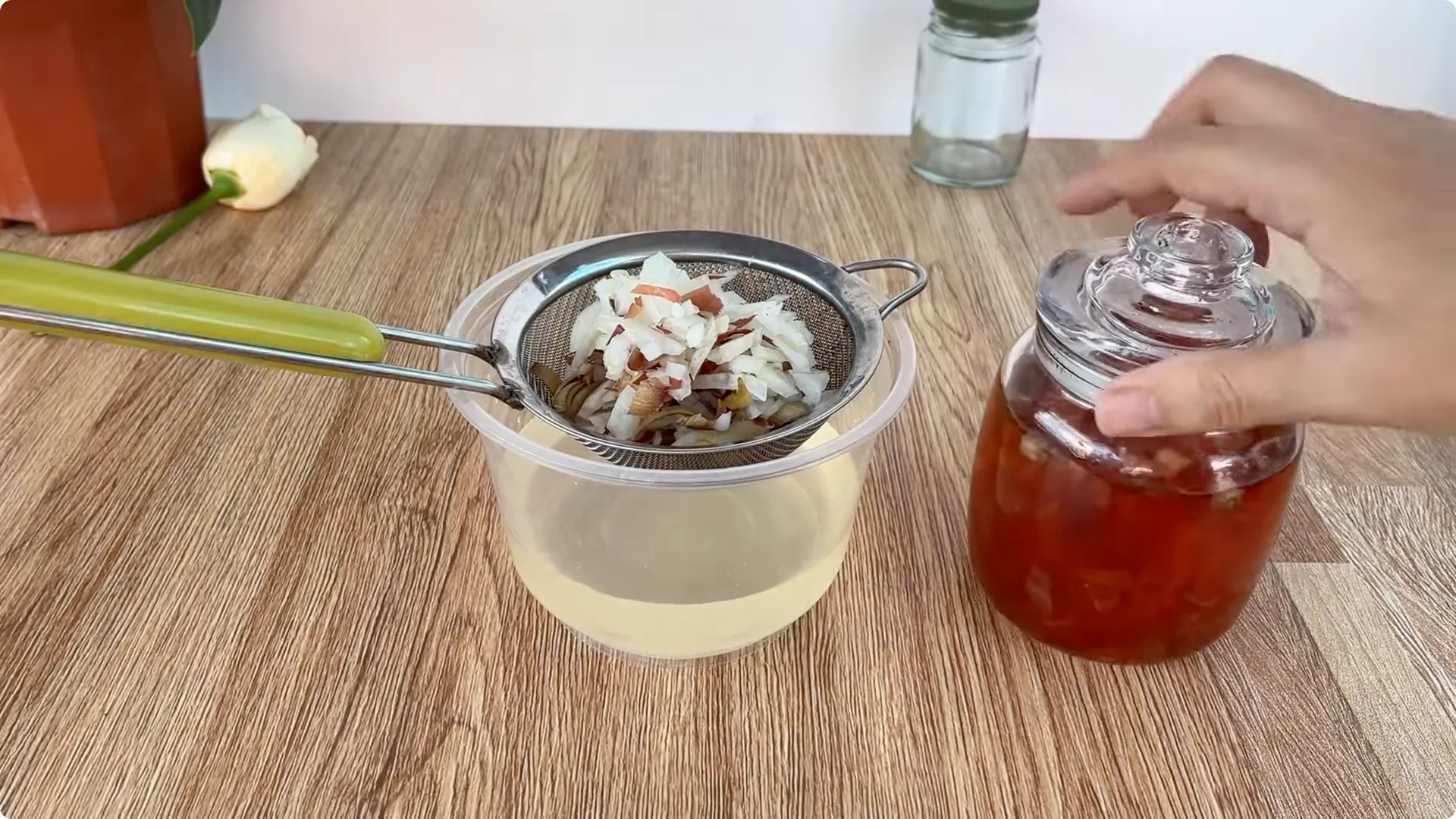 How One Onion Helped a Rose Branch Bloom All Year Round screenshot 6