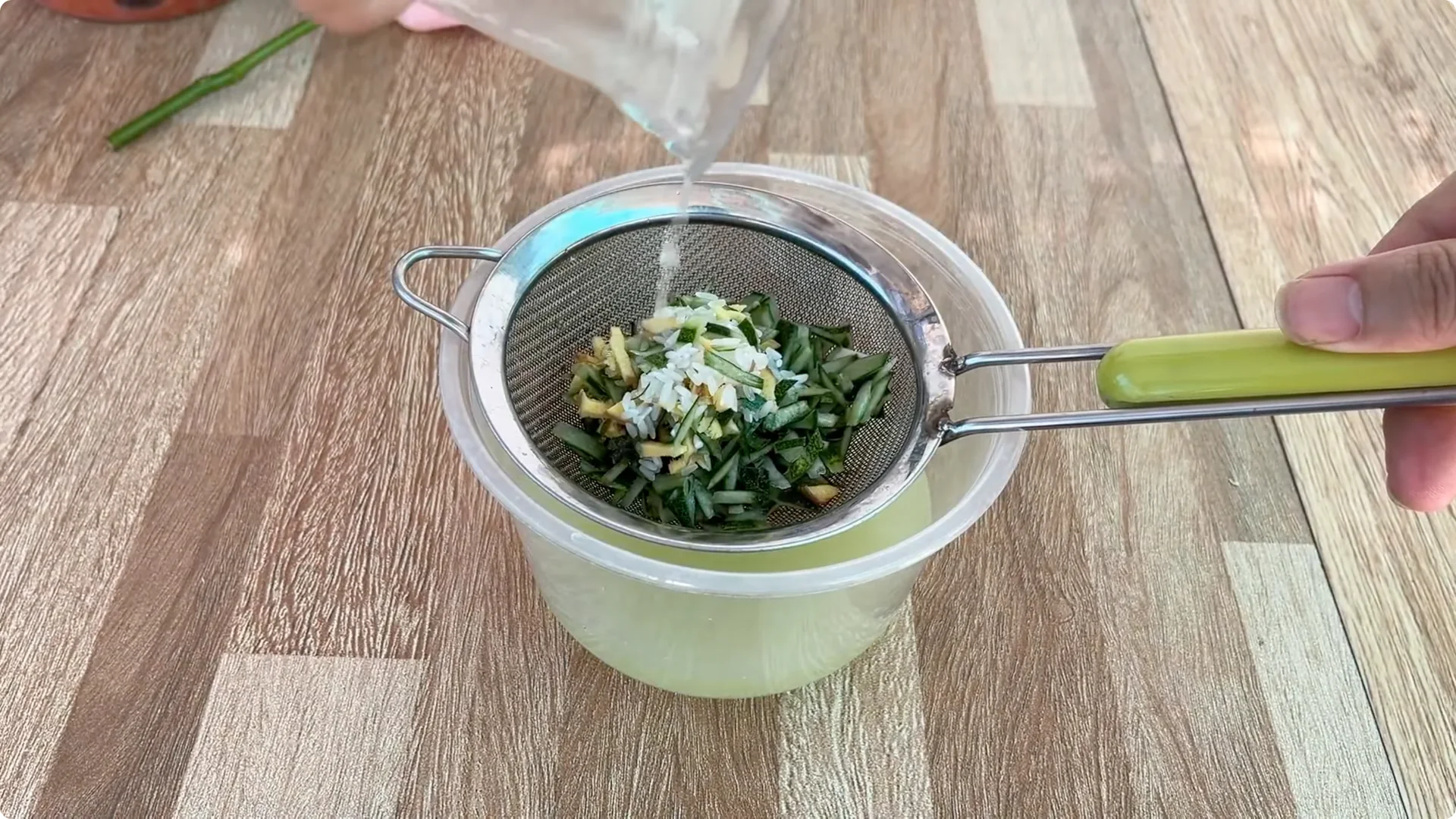 How One Spoon Helped a Rose Branch Root and Bloom Continuously screenshot 11