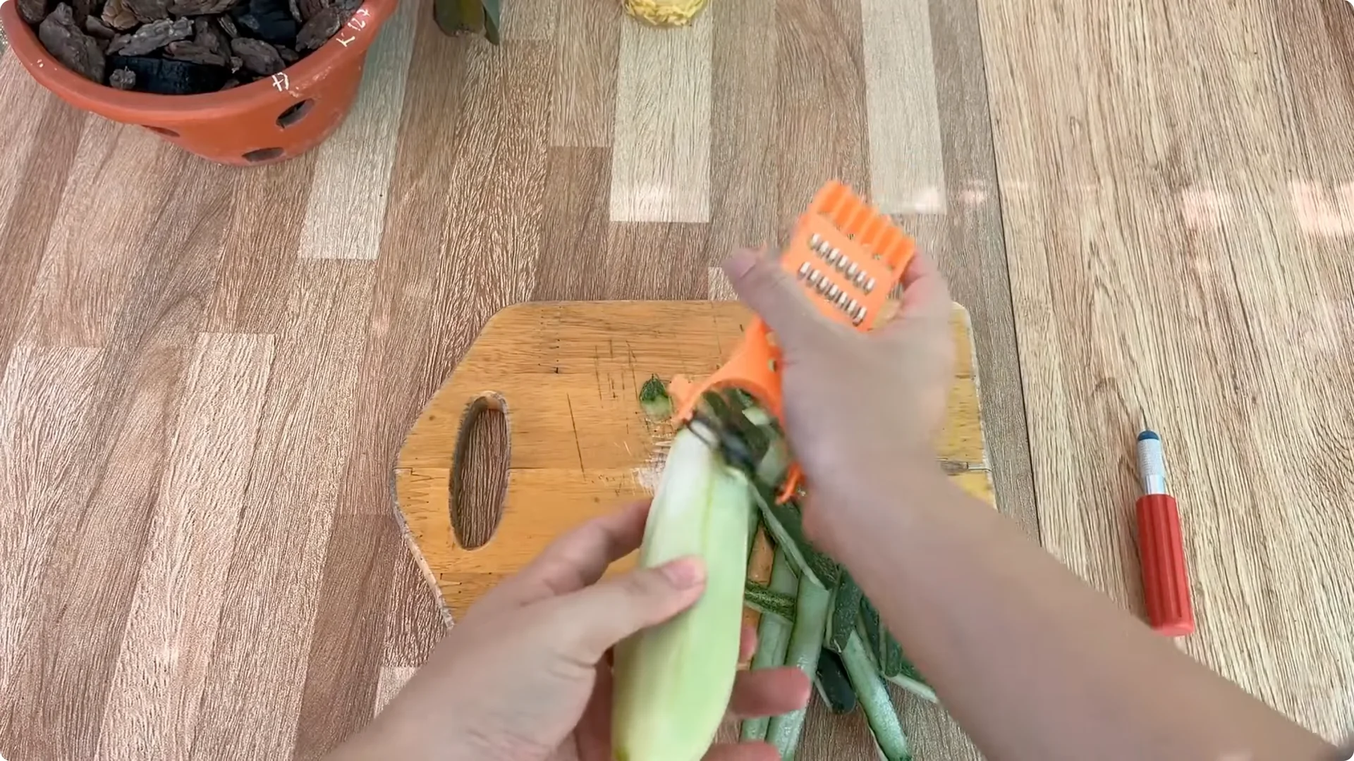 How One Spoon Helped a Rose Branch Root and Bloom Continuously screenshot 7