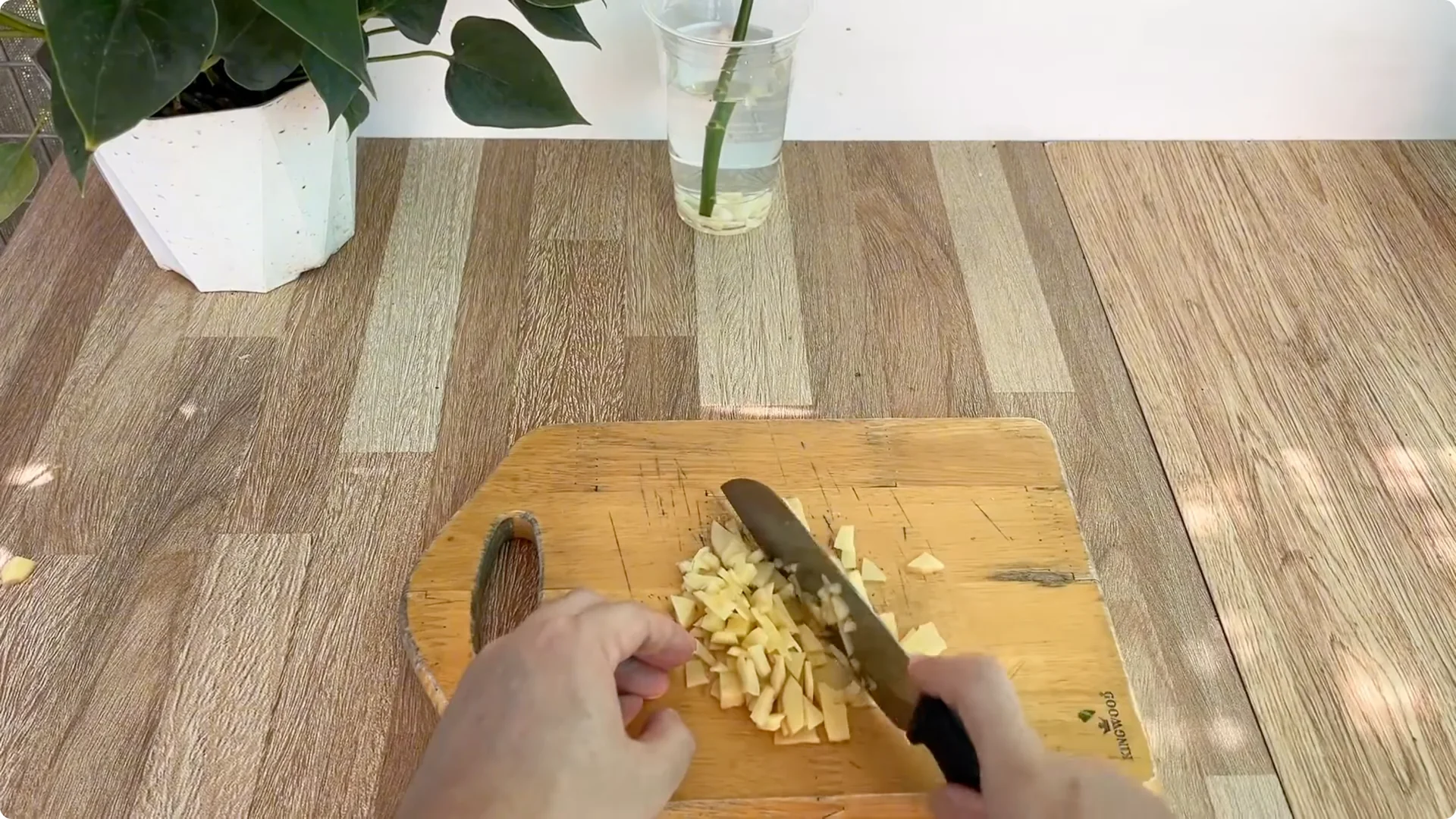 How This Simple Trick Helps Rose Stems Grow More Flowers screenshot 3